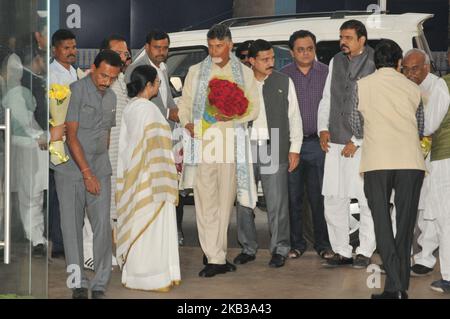 Andhra Pradesh Chief Minister Chandrabu Naidu si incontra oggi al Chief Minister del Bengala Occidentale Mamata Banerjee e dopo la riunione congiunta conferenze stampa, la riunione del 22 novembre si concentrerà sulla forma e la struttura del proposto forum anti-Bharatiya Janata Party (BJP) e su una linea d'azione per portare avanti l'iniziativa più ulteriormente. Inoltre, sarà elaborato un piano d'azione per combattere il governo Narendra modi sulle sue presunte politiche anti-persone, come l'uso di agenzie ufficiali come l'Ufficio Centrale delle indagini (CBI) e il dipartimento delle imposte sul reddito per regolare i punteggi con i rivali politici, Foto Stock