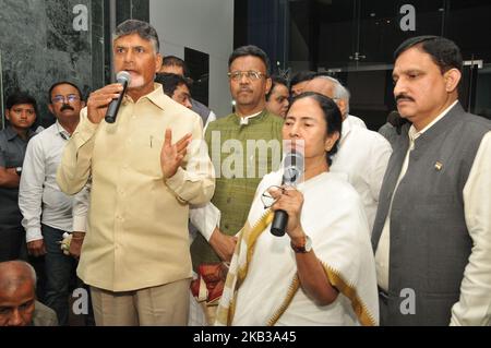 Andhra Pradesh Chief Minister Chandrabu Naidu si incontra oggi al Chief Minister del Bengala Occidentale Mamata Banerjee e dopo la riunione congiunta conferenze stampa, la riunione del 22 novembre si concentrerà sulla forma e la struttura del proposto forum anti-Bharatiya Janata Party (BJP) e su una linea d'azione per portare avanti l'iniziativa più ulteriormente. Inoltre, sarà elaborato un piano d'azione per combattere il governo Narendra modi sulle sue presunte politiche anti-persone, come l'uso di agenzie ufficiali come l'Ufficio Centrale delle indagini (CBI) e il dipartimento delle imposte sul reddito per regolare i punteggi con i rivali politici, Foto Stock