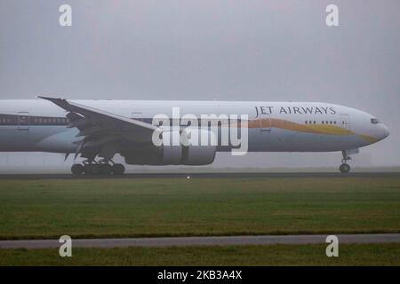 Jet Airways Boeing 777-300 nella nebbia all'aeroporto internazionale Schiphol di Amsterdam. L'immatricolazione dell'aeromobile è VT-JEQ ed è un Boeing 777-300 ER o 777-35R(ER). Jet Airways utilizza Amsterdam come hub e collega AMS a Bengaluru, Delhi, Mumbai e Toronto Pearson. La compagnia aerea gestisce una flotta di 124 aeromobili, 10 dei quali sono Boeing 777 e ne ha altri 230 su ordinazione. L'aereo arrivò da Toronto e sbarcò nel 18R in nebbia o nella famosa pista Polderbaan. (Foto di Nicolas Economou/NurPhoto) Foto Stock