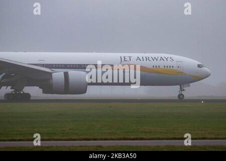 Jet Airways Boeing 777-300 nella nebbia all'aeroporto internazionale Schiphol di Amsterdam. L'immatricolazione dell'aeromobile è VT-JEQ ed è un Boeing 777-300 ER o 777-35R(ER). Jet Airways utilizza Amsterdam come hub e collega AMS a Bengaluru, Delhi, Mumbai e Toronto Pearson. La compagnia aerea gestisce una flotta di 124 aeromobili, 10 dei quali sono Boeing 777 e ne ha altri 230 su ordinazione. L'aereo arrivò da Toronto e sbarcò nel 18R in nebbia o nella famosa pista Polderbaan. (Foto di Nicolas Economou/NurPhoto) Foto Stock