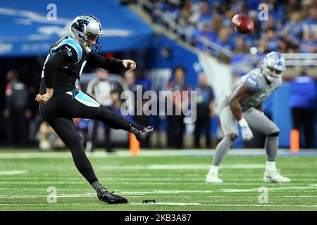 Il calciatore Carolina Panthers Graham Gano (9) calcia durante la seconda metà di una partita di football della NFL contro i Detroit Lions a Detroit, Michigan USA, domenica 18 novembre 2018. (Foto di Amy Lemus/NurPhoto) Foto Stock