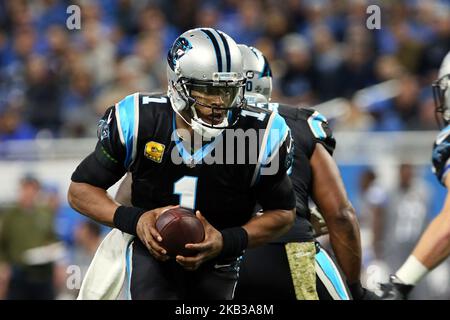 Carolina Panthers Quarterback Cam Newton (1) cerca di distribuire la palla durante la prima metà di una partita di football NFL contro i Detroit Lions a Detroit, Michigan USA, domenica 18 novembre 2018. (Foto di Amy Lemus/NurPhoto) Foto Stock