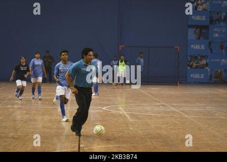 L'ex cricketer indiano e l'ambasciatore di buona volontà dell'UNICEF Sachin Tendulkar gioca a calcio con i giovani nel corso di un evento per celebrare la Giornata Mondiale dei Bambini a Nuova Delhi, in India, il 20 novembre 2018. (Foto di Indraneel Chowdhury/NurPhoto) Foto Stock