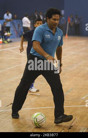 L'ex cricketer indiano e l'ambasciatore di buona volontà dell'UNICEF Sachin Tendulkar gioca a calcio con i giovani nel corso di un evento per celebrare la Giornata Mondiale dei Bambini a Nuova Delhi, in India, il 20 novembre 2018. (Foto di Indraneel Chowdhury/NurPhoto) Foto Stock