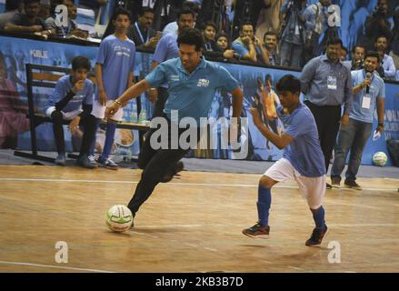 L'ex cricketer indiano e l'ambasciatore di buona volontà dell'UNICEF Sachin Tendulkar gioca a calcio con i giovani nel corso di un evento per celebrare la Giornata Mondiale dei Bambini a Nuova Delhi, in India, il 20 novembre 2018. (Foto di Indraneel Chowdhury/NurPhoto) Foto Stock