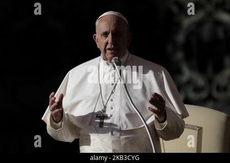 Papa Francesco prega durante la sua udienza generale settimanale, in Piazza San Pietro, in Vaticano, mercoledì 21 novembre 2018. (Foto di massimo Valicchia/NurPhoto) Foto Stock