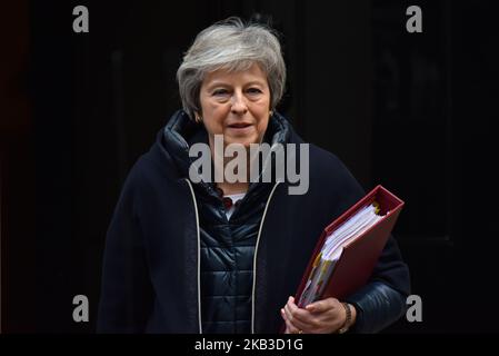 Il primo ministro britannico Theresa May lascia 10 Downing Street mentre si recava al Parlamento per partecipare alla sessione delle interrogazioni del primo ministro (PQs), prima di dirigersi a Bruxelles, il 21 novembre 2018 a Londra, Regno Unito. La signora May è destinata a incontrare il presidente della Commissione europea, Jean Claude Junker, per concludere l’accordo sulla Brexit. (Foto di Alberto Pezzali/NurPhoto) Foto Stock