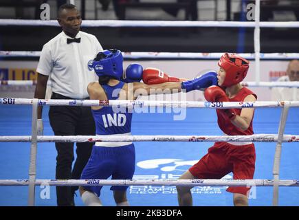 Mary Kom of India (in blu) e Kim Hyang mi della Corea del Nord (in rosso) si sfidano durante la loro lotta semifinale di categoria da 45-48 kg ai Campionati mondiali di pugilato AIBA Women's 2018 a Nuova Delhi il 22 novembre 2018. (Foto di Indraneel Chowdhury/NurPhoto) Foto Stock