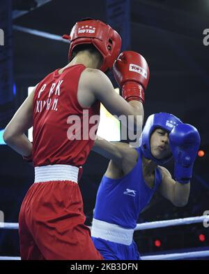 Mary Kom of India (in blu) e Kim Hyang mi della Corea del Nord (in rosso) si sfidano durante la loro lotta semifinale di categoria da 45-48 kg ai Campionati mondiali di pugilato AIBA Women's 2018 a Nuova Delhi il 22 novembre 2018. (Foto di Indraneel Chowdhury/NurPhoto) Foto Stock