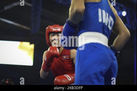 Mary Kom of India (in blu) e Kim Hyang mi della Corea del Nord (in rosso) si sfidano durante la loro lotta semifinale di categoria da 45-48 kg ai Campionati mondiali di pugilato AIBA Women's 2018 a Nuova Delhi il 22 novembre 2018. (Foto di Indraneel Chowdhury/NurPhoto) Foto Stock