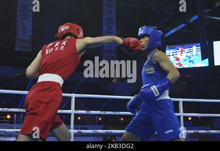 Mary Kom of India (in blu) e Kim Hyang mi della Corea del Nord (in rosso) si sfidano durante la loro lotta semifinale di categoria da 45-48 kg ai Campionati mondiali di pugilato AIBA Women's 2018 a Nuova Delhi il 22 novembre 2018. (Foto di Indraneel Chowdhury/NurPhoto) Foto Stock