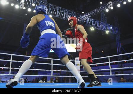 Mary Kom of India (in blu) e Kim Hyang mi della Corea del Nord (in rosso) si sfidano durante la loro lotta semifinale di categoria da 45-48 kg ai Campionati mondiali di pugilato AIBA Women's 2018 a Nuova Delhi il 22 novembre 2018. (Foto di Indraneel Chowdhury/NurPhoto) Foto Stock