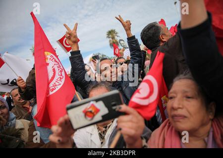 Unionisti e manifestanti si battono le bandiere tunisine e fanno i segni della vittoria mentre hanno partecipato a un raduno organizzato dall'Unione generale del lavoro tunisina (francese: UGTT) al di fuori della costruzione dell'Assemblea dei rappresentanti del popolo (ARP) a Bardo, Tunisi il 22 novembre 2018 in mezzo allo sciopero generale chiamato dall'UGTT dopo infruttuosi negoziati di aumento dei salari con il governo di Youssef Chahed. (Foto di Chardy ben Ibrahim/NurPhoto) Foto Stock