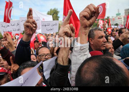 Unionisti e manifestanti si battono le bandiere tunisine e fanno i segni della vittoria mentre hanno partecipato a un raduno organizzato dall'Unione generale del lavoro tunisina (francese: UGTT) al di fuori della costruzione dell'Assemblea dei rappresentanti del popolo (ARP) a Bardo, Tunisi il 22 novembre 2018 in mezzo allo sciopero generale chiamato dall'UGTT dopo infruttuosi negoziati di aumento dei salari con il governo di Youssef Chahed. (Foto di Chardy ben Ibrahim/NurPhoto) Foto Stock