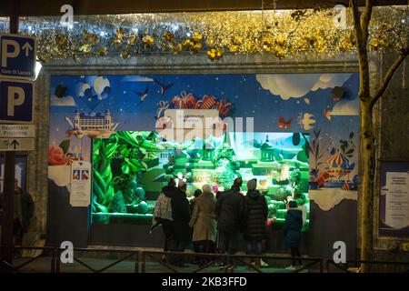 Vetrine natalizie del grande magazzino Printemps Hausmann di lusso a Parigi il 24 novembre 2018. (Foto di Michel Stoupak/NurPhoto) Foto Stock