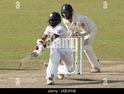 Il cricket dello Sri Lanka Niroshan Dickwella (L) gioca un colpo mentre il wicketkeeper inglese ben Foakes guarda durante il gioco del 2nd° giorno nella partita di cricket del 3rd° e finale tra Inghilterra e Sri Lanka allo stadio internazionale di cricket SSC, Colombo, Sri Lanka. 11-24-2018 (Foto di Tharaka Basnayaka/NurPhoto) Foto Stock