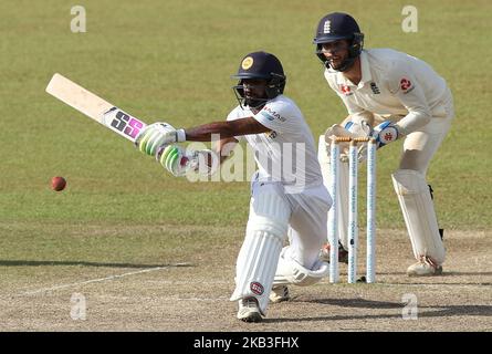 Il cricket dello Sri Lanka Niroshan Dickwella (L) gioca un colpo mentre il wicketkeeper inglese ben Foakes guarda durante il gioco del 2nd° giorno nella partita di cricket del 3rd° e finale tra Inghilterra e Sri Lanka allo stadio internazionale di cricket SSC, Colombo, Sri Lanka. 11-24-2018 (Foto di Tharaka Basnayaka/NurPhoto) Foto Stock