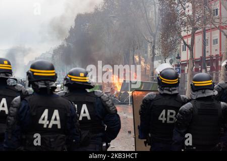 Parigi, Francia, 24 novembre 2018. Le forze di polizia stanno cercando di contenere i dimostranti durante una protesta dei giubbotti gialli (Gilets jaunes) contro l'aumento dei prezzi del petrolio e dei costi di vita nei pressi dell'Arco di Trionfo sugli Champs Elysees. Le forze di sicurezza di Parigi hanno sparato gas lacrimogeno e cannone ad acqua per disperdere i manifestanti. (Foto di Emeric Fohlen/NurPhoto) Foto Stock