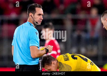 ALKMAAR, PAESI BASSI - Novembre 3: Arbitro Anastasios Papapetrou durante il Gruppo e - UEFA Europa Conference League incontro tra AZ Alkmaar e SC Dnipro-1 allo stadio AZ il 3 novembre 2022 ad Alkmaar, Paesi Bassi (Foto di Patrick Goosen/Orange Pictures) Foto Stock