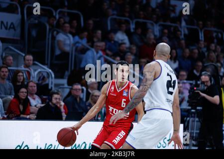 Nikolaos Zisis di Brose Bamberg con la palla durante il Gameday 9 del Basketball Bundesliga match tra Brose Bamberg e Science City Jena alla Brose Arena di Bamberg, Germania, il 25 novembre 2018. Brose Bamberg ha vinto 99:67. (Foto di Alexander Pohl/NurPhoto) Foto Stock