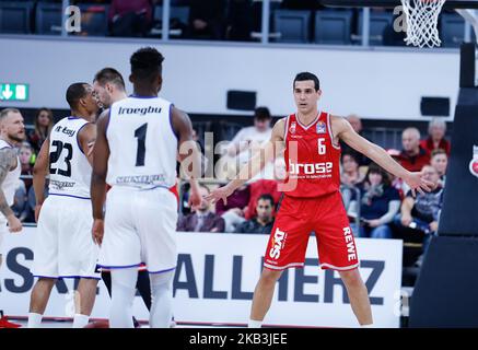 Nikolaos Zisis di Brose Bamberg (m.) durante il Gameday 9 del Basketball Bundesliga match tra Brose Bamberg e Science City Jena alla Brose Arena di Bamberg (Germania), il 25 novembre 2018. Brose Bamberg ha vinto 99:67. (Foto di Alexander Pohl/NurPhoto) Foto Stock