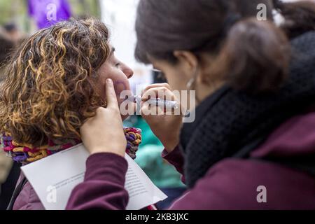 Migliaia di persone manifestano contro la violenza sessuale nella Giornata internazionale per l'eliminazione della violenza contro le donne il 25 novembre 2018 a Barcellona, Catalogna, Spagna (Foto di Miquel Llop/NurPhoto) Foto Stock