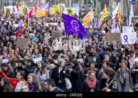 Migliaia di persone manifestano contro la violenza sessuale nella Giornata internazionale per l'eliminazione della violenza contro le donne il 25 novembre 2018 a Barcellona, Catalogna, Spagna (Foto di Miquel Llop/NurPhoto) Foto Stock