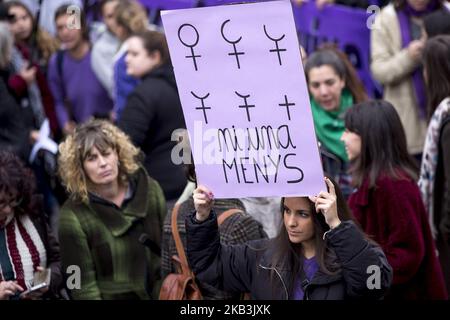 Migliaia di persone manifestano contro la violenza sessuale nella Giornata internazionale per l'eliminazione della violenza contro le donne il 25 novembre 2018 a Barcellona, Catalogna, Spagna (Foto di Miquel Llop/NurPhoto) Foto Stock