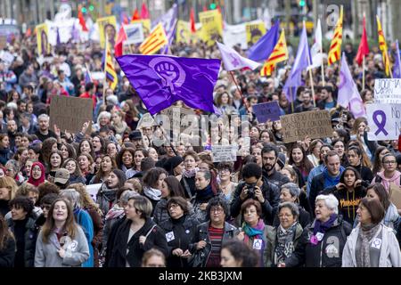 Migliaia di persone manifestano contro la violenza sessuale nella Giornata internazionale per l'eliminazione della violenza contro le donne il 25 novembre 2018 a Barcellona, Catalogna, Spagna (Foto di Miquel Llop/NurPhoto) Foto Stock