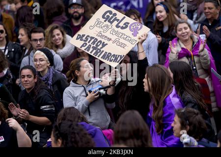 Migliaia di persone manifestano contro la violenza sessuale nella Giornata internazionale per l'eliminazione della violenza contro le donne il 25 novembre 2018 a Barcellona, Catalogna, Spagna (Foto di Miquel Llop/NurPhoto) Foto Stock