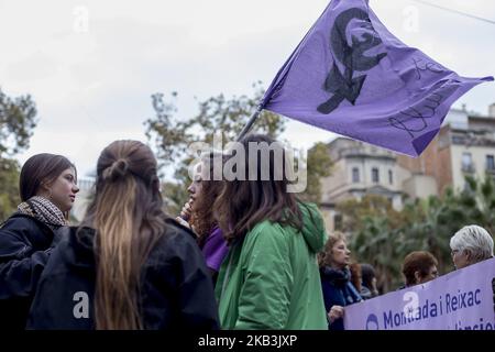 Migliaia di persone manifestano contro la violenza sessuale nella Giornata internazionale per l'eliminazione della violenza contro le donne il 25 novembre 2018 a Barcellona, Catalogna, Spagna (Foto di Miquel Llop/NurPhoto) Foto Stock