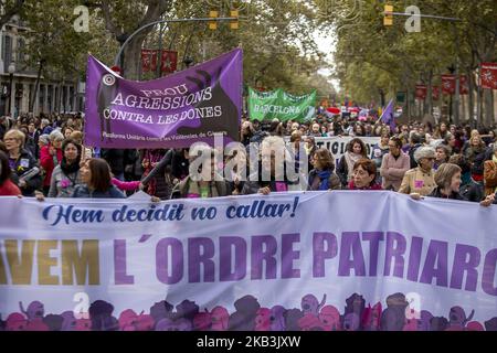 Migliaia di persone manifestano contro la violenza sessuale nella Giornata internazionale per l'eliminazione della violenza contro le donne il 25 novembre 2018 a Barcellona, Catalogna, Spagna (Foto di Miquel Llop/NurPhoto) Foto Stock