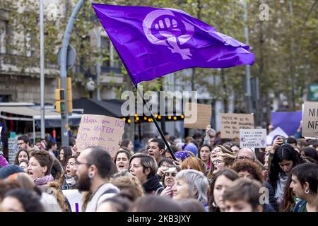 Migliaia di persone manifestano contro la violenza sessuale nella Giornata internazionale per l'eliminazione della violenza contro le donne il 25 novembre 2018 a Barcellona, Catalogna, Spagna (Foto di Miquel Llop/NurPhoto) Foto Stock