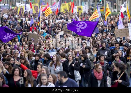 Migliaia di persone manifestano contro la violenza sessuale nella Giornata internazionale per l'eliminazione della violenza contro le donne il 25 novembre 2018 a Barcellona, Catalogna, Spagna (Foto di Miquel Llop/NurPhoto) Foto Stock