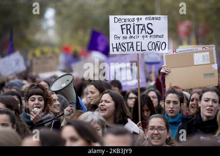 Migliaia di persone manifestano contro la violenza sessuale nella Giornata internazionale per l'eliminazione della violenza contro le donne il 25 novembre 2018 a Barcellona, Catalogna, Spagna (Foto di Miquel Llop/NurPhoto) Foto Stock