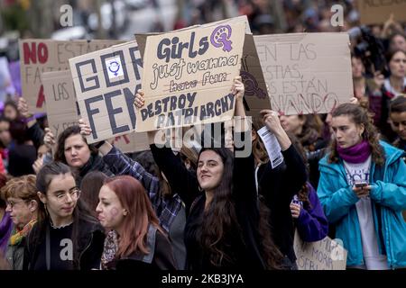 Migliaia di persone manifestano contro la violenza sessuale nella Giornata internazionale per l'eliminazione della violenza contro le donne il 25 novembre 2018 a Barcellona, Catalogna, Spagna (Foto di Miquel Llop/NurPhoto) Foto Stock