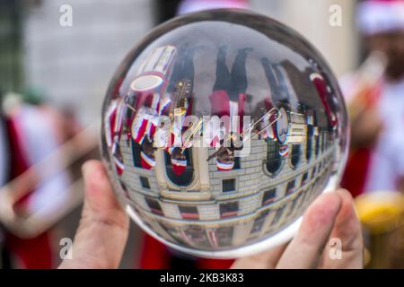 Babbo Natale si rallegra di bambini e adulti in un centro commerciale a San Paolo, Brasile, il 26 novembre 2018 durante la stagione natalizia. (Foto di Cris FAGA/NurPhoto) Foto Stock