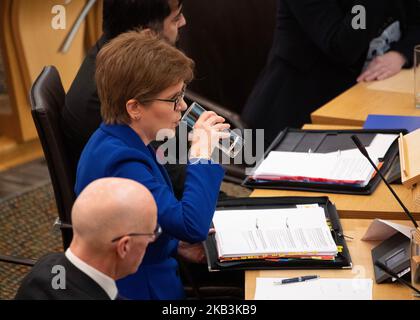 Edimburgo, Scozia, Regno Unito. 3rd Nov 2022. NELLA FOTO: (T) Nicola Sturgeon MSP, primo ministro della Scozia e leader del partito nazionale scozzese (SNP); e, (B) John Swinney MSP, primo ministro della Scozia. Scene all'interno del Parlamento scozzese a Holyrood. Credit: Colin Fisher/Alamy Live News Foto Stock