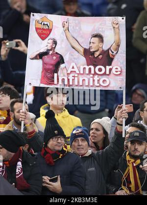 AS Roma contro FC Real Madrid : i sostenitori della UEFA Champions League G Roma salutano l'ex capitano Francesco Totti con un banner allo Stadio Olimpico di Roma il 27 novembre 2018. (Foto di Matteo Ciambelli/NurPhoto) Foto Stock