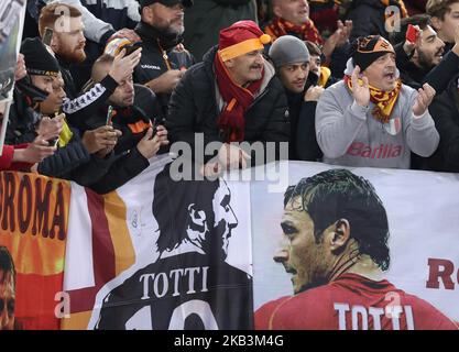 AS Roma contro FC Real Madrid : i sostenitori della UEFA Champions League G Roma salutano l'ex capitano Francesco Totti allo stadio Olimpico di Roma il 27 novembre 2018. (Foto di Matteo Ciambelli/NurPhoto) Foto Stock