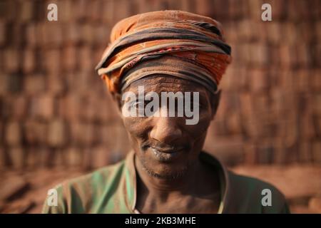 Un lavoro del Bangladesh si propone per una fotografia in un campo di mattoni a Dhaka, Bangladesh, il 28 novembre 2018. I lavoratori lavorano nei campi di mattoni fino al crepuscolo con condizioni malsane in quanto il loro stipendio non soddisfa gli standard minimi. (Foto di Rehman Asad/NurPhoto) Foto Stock