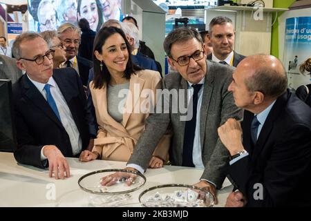 Brune Poirson, Segretario di Stato al Ministro della transizione ecologica e solidale, visita la mostra Pollutec a Lione, in Francia, il 28 novembre 2018. Fu accompagnata dal sindaco della città e dall'ex ministro degli interni Gérard Collomb, e dal presidente della metropoli David Kimelfeld. (Foto di Nicolas Liponne/NurPhoto) Foto Stock