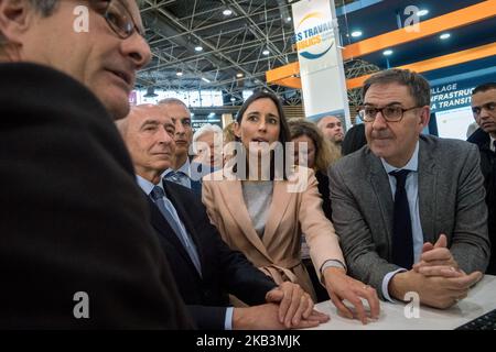 Brune Poirson, Segretario di Stato al Ministro della transizione ecologica e solidale, visita la mostra Pollutec a Lione, in Francia, il 28 novembre 2018. Fu accompagnata dal sindaco della città e dall'ex ministro degli interni Gérard Collomb, e dal presidente della metropoli David Kimelfeld. (Foto di Nicolas Liponne/NurPhoto) Foto Stock