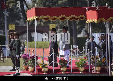 Consigliere statale del Myanmar e premio Nobel per la pace Aung San Suu Kyi riceve una guardia d'onore dopo essere arrivato a partecipare al vertice Asia Pacifico 2018 a Kathmandu, Nepal Giovedi, 29 novembre 2018. Il vertice Asia Pacifico 2018 si terrà dal 30 novembre al 3 dicembre 2018. (Foto di Narayan Maharjan/NurPhoto) Foto Stock