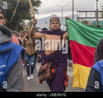 La Comunità indigena partecipa alla marcia degli studenti per l'istruzione pubblica a Bogotà, Colombia, il 28 novembre 2018. (Foto di Daniel Garzon Herazo/NurPhoto) Foto Stock