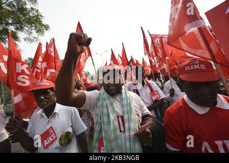 Gli agricoltori indiani e i lavoratori agricoli partecipano a una marcia organizzata dall'organizzazione All India Kisan Sabha (AIKS) e dal Partito comunista indiano (marxista) insieme ad altri gruppi di sinistra a Nuova Delhi il 29 novembre 2018. Migliaia di agricoltori provenienti da tutta l’India si sono massacrati a Nuova Delhi chiedendo una sessione speciale del parlamento indiano per discutere delle crisi agrarie in corso e chiedendo il reddito minimo per i loro prodotti. (Foto di Indraneel Chowdhury/NurPhoto) Foto Stock