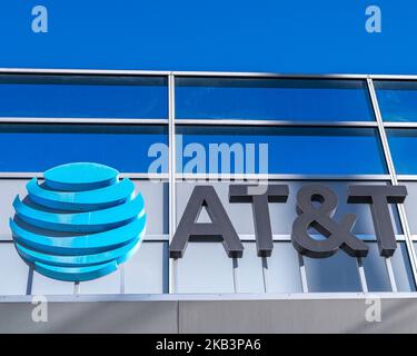 Los Angeles, CA, USA - 3 novembre 2022: Primo piano di un'iscrizione al negozio AT&T a Los Angeles, CA. Foto Stock