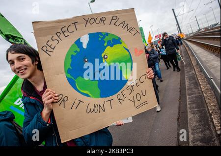 Dicembre 1st, Colonia. A dicembre il clima viene discusso due volte: Al Vertice mondiale sul clima in Polonia e alla commissione carbone a Berlino. Il 1st dicembre a Colonia, alle porte della più grande area mineraria di lignite d'Europa, migliaia di persone si sono riunite per chiedere l'attuazione dell'accordo di Parigi sul clima: Rafforzare gli obiettivi climatici e fornire un sostegno equo ai paesi poveri e più colpiti nella lotta contro il cambiamento climatico. Spegnere la metà delle capacità delle centrali elettriche alimentate a carbone in Germania, e così rapidamente che l’obiettivo climatico del governo federale per il 2020 è ancora in preda Foto Stock