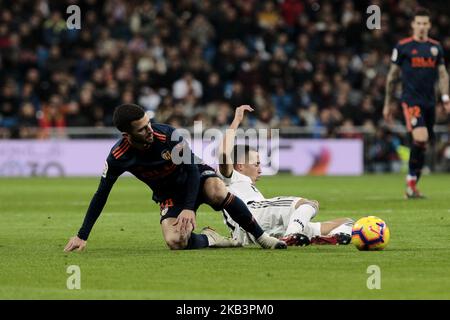 Lucas Vazquez del Real Madrid e Jose Gaya del Valencia CF combattono per la palla durante la partita di la Liga tra il Real Madrid e il Valencia CF allo stadio Santiago Bernabeu di Madrid, Spagna. Dicembre 01, 2018. (Foto di A. Ware/NurPhoto) Foto Stock