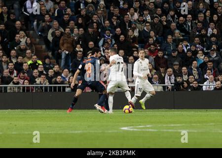 Lucas Vazquez del Real Madrid e Daniel Parejo del Valencia CF durante la partita della Liga tra il Real Madrid e il Valencia CF allo stadio Santiago Bernabeu di Madrid, Spagna. Dicembre 01, 2018. (Foto di A. Ware/NurPhoto) Foto Stock